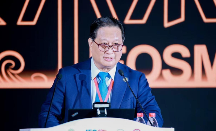 　　大会主席、中华医学会运动医学分会主任委员陈世益教授致辞