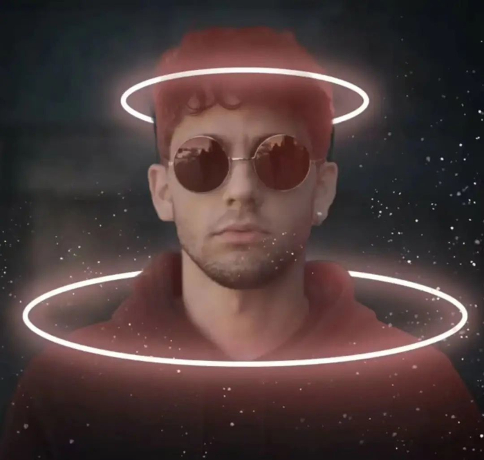 这种头上有光圈的科幻人像海报是不是超酷？