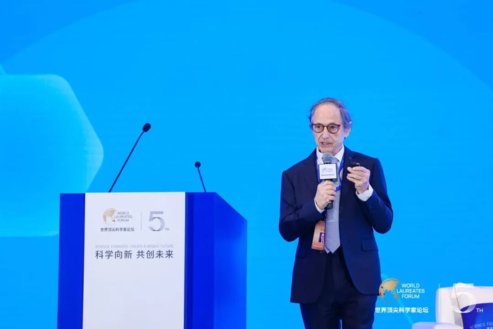 2013年诺贝尔化学奖得主、世界顶尖科学家协会副主席、斯坦福大学结构生物学教授迈克尔·莱维特在碳大会中发表主旨演讲