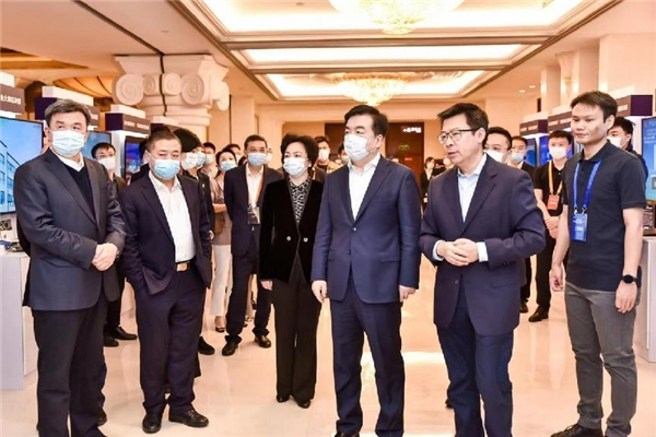 　　大会领导、嘉宾巡展