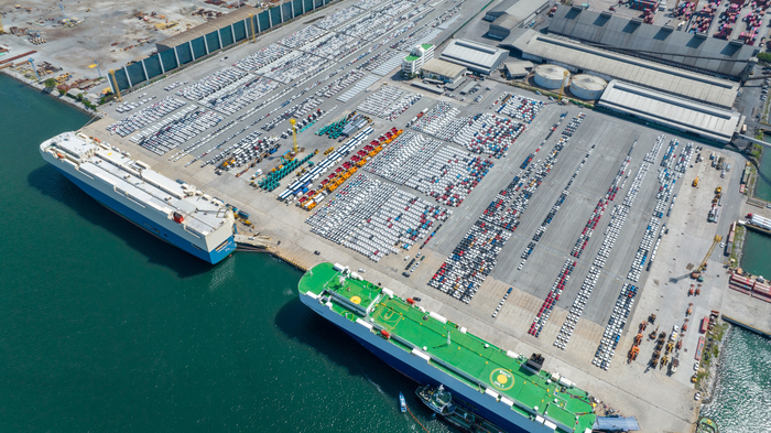 停泊在港口的滚装船