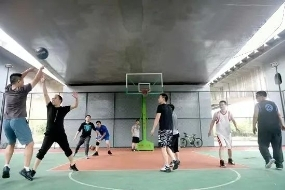 　　城西银泰李宁硬核篮球公园