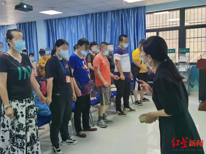 ↑龚璨在医院为精障人士开展服务 受访者供图