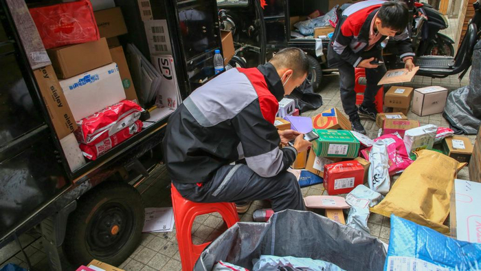 快递员正在分发快递包裹。IC 图
