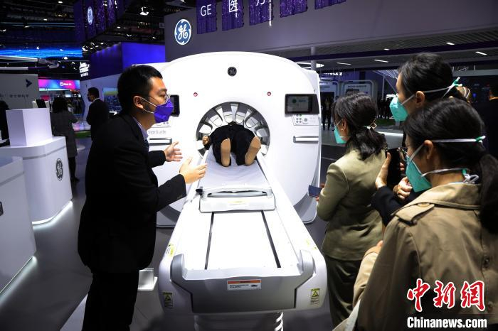 全球首台双通道、全环数字化的SPECT/CT–StarGuide亮相第五届进博会GE医疗展台。　汤彦俊 摄