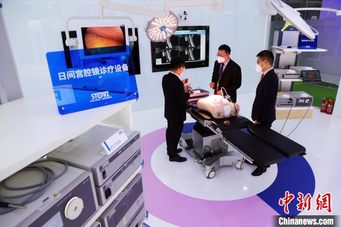 卡尔史托斯在OR1整体解决方案区首次将一体化手术室和日间宫腔镜诊疗中心联合展出。　汤彦俊 摄