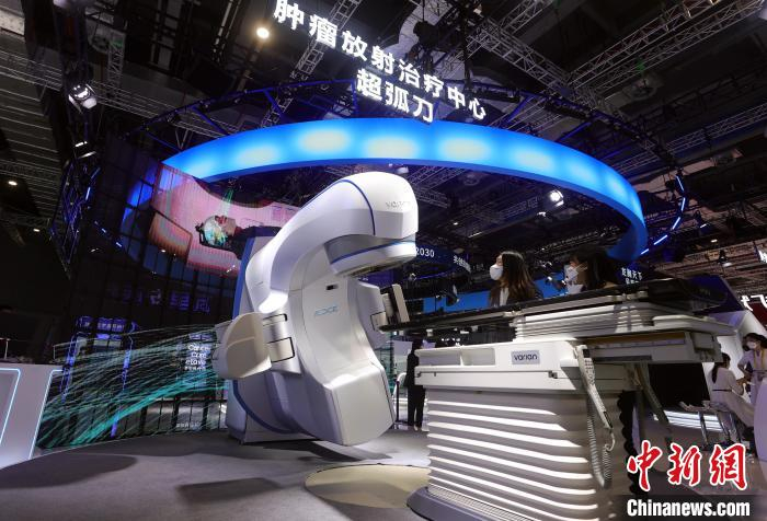 瓦里安在进博会上全球首发 “一心多靶”：HyperArc“超弧刀”。　汤彦俊 摄