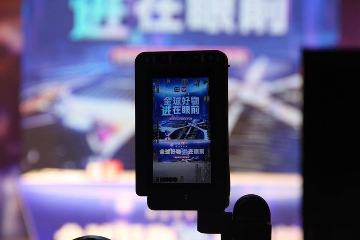 ▲ 11月5日晚，拼多多联合央视新闻开启长达三个半小时的进博会专场直播，掀起了一轮“进”货热潮。张伟 ▏摄