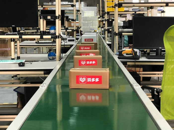 ▲ 走进李学全所负责企业位于昆明综保区的保税仓，仓内货架林立，员工们正核对信息，配发货物。张伟 ▏摄