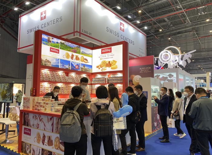 在瑞士国民饼干品牌——Kambly金宝丽的展台，也有不少观众聚集。（图源：时代周报记者 王晨婷 摄）