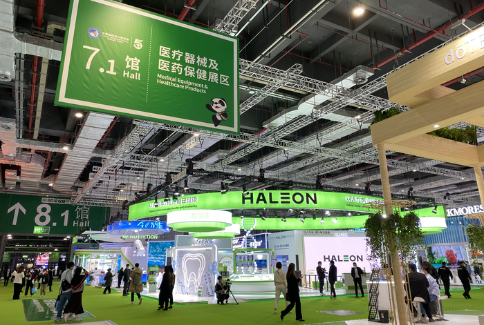 医疗器械及医药保健展区（图源：时代周报记者 王晨婷 摄）