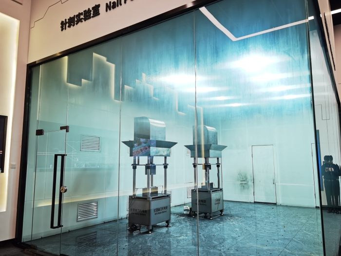 比亚迪刀片电池针刺实验室 图源：品玩 李梁摄