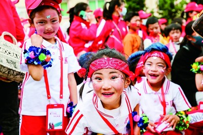     红原县中小学生艺术节上的孩子们 龚全意摄
