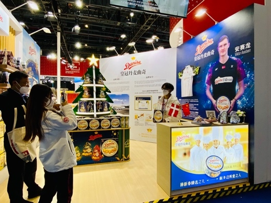 　　图：进博会现场观众打卡安赛龙巨大海报和签名球衣