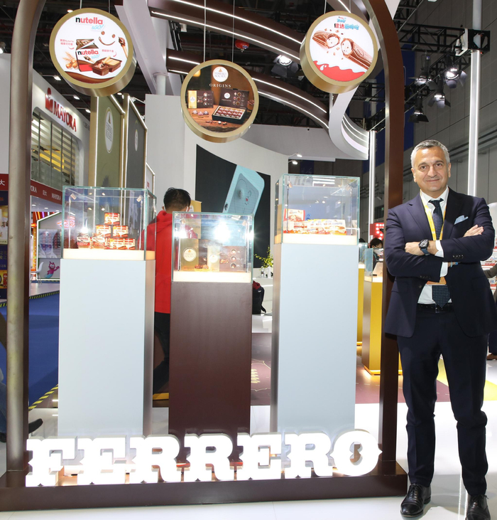 　　图片2:费列罗中国区总经理马如城先生现身费列罗展台