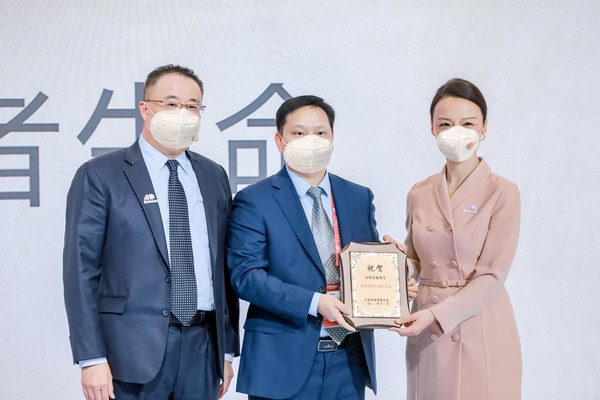 　　上海市商务委员会总经济师罗志松 代表上海市商务委员会向百时美施贵宝授“根植中国40周年纪念”祝贺牌