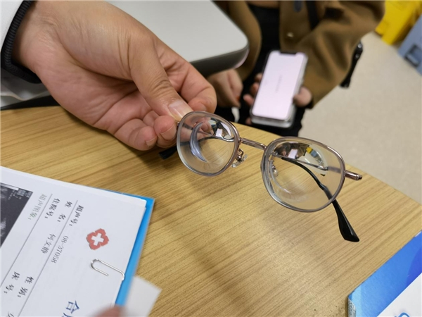 　　图为小静日常佩戴的眼镜