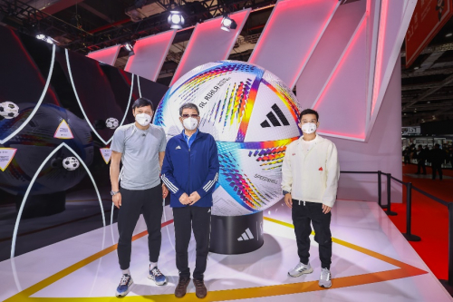　　左起：范志毅、徐根宝与阿迪达斯大中华区足球品类高级总监林益良