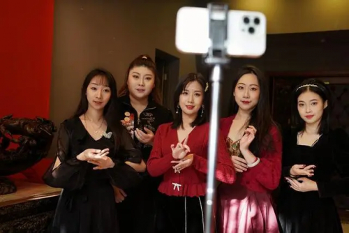 　　“上戏416女团”的女孩们在录制短视频。新华社记者 刘颖 摄