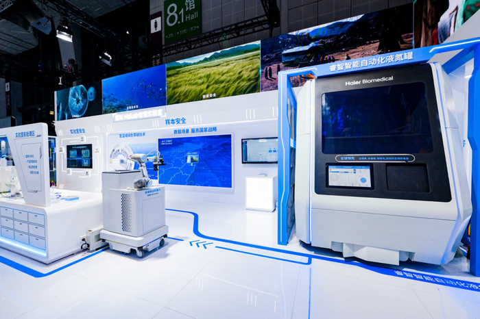 　　海尔生物医疗现场展示深低温自动化生物样本库