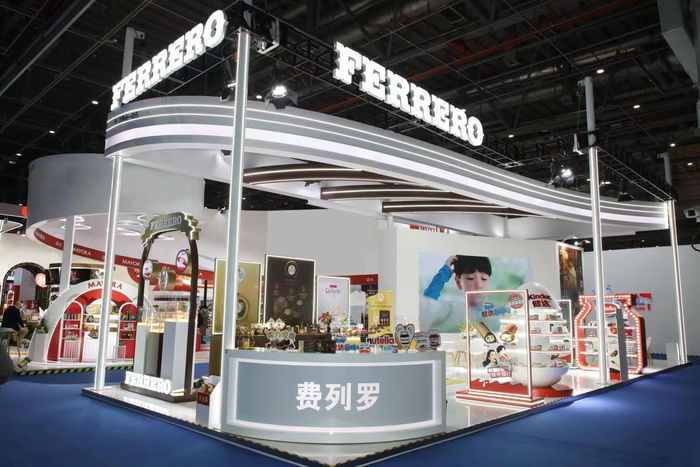 　　图片1:费列罗进博会展台全景