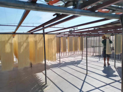 　　“倪记面业”的员工正在收面