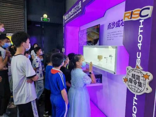 　　研学课堂的青年学子参观展区