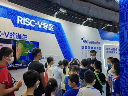 　　RISC-V研学课程专家刘明博士带领青年学子观展