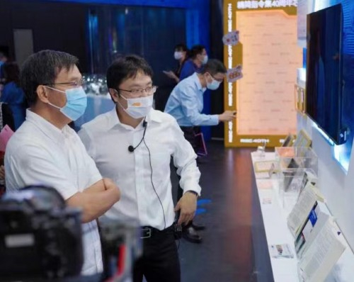 　　李泽湘教授与谭章熹博士探讨RISC-V未来的发展