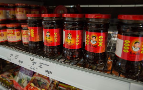 在澳大利亚悉尼的一家超市拍摄的老干妈辣酱（新华社发）