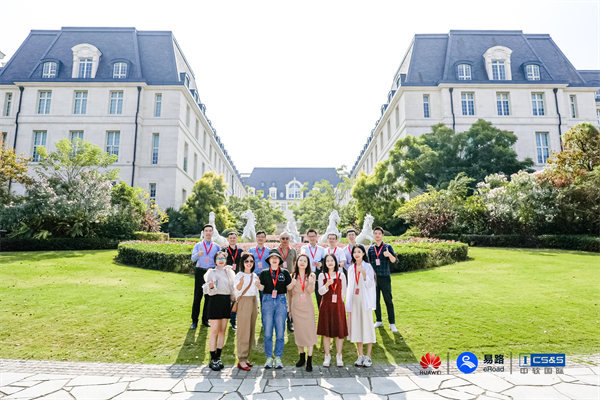 　　游览华为松山湖基地