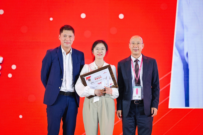 　　东西部小动物临床兽医师大会秘书长赖晓云与皇家宠物食品中国区专业渠道总监卢佳弘为第7届皇家临床案例竞赛决赛冠军颁奖