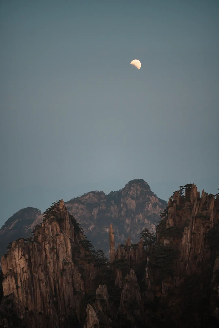 在黄山拍摄的带食月出。董书畅 摄