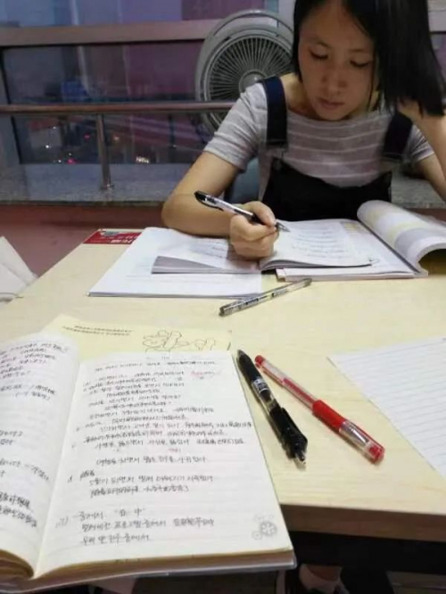 　　学生时代的小菲老师