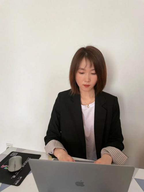 　　认真备课的小菲老师