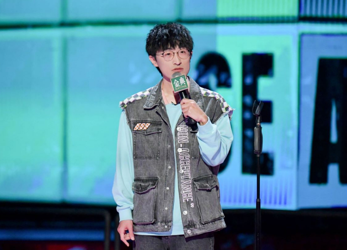 邱瑞讲关于三块九防滑拖鞋的脱口秀。