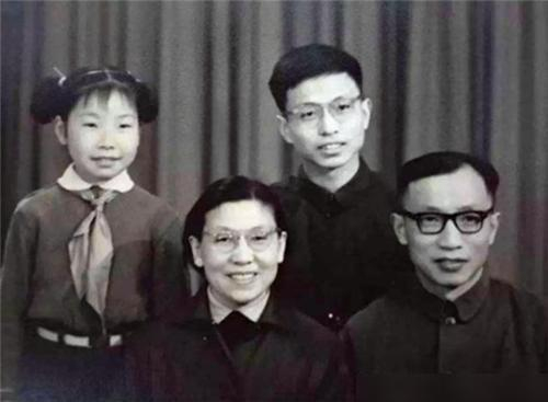 ·张益唐年轻时的全家福。