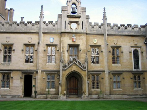 　　图 2 剑桥大学西德尼˙苏塞克斯学院一隅