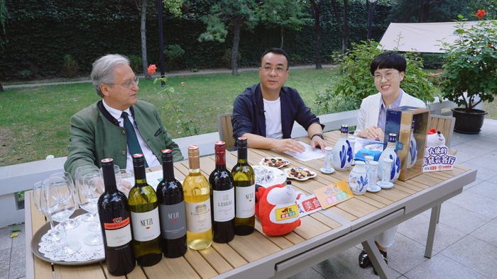 　　奥地利驻华商务参赞白明浩博士与白酒文化爱好者张总就中西酒文化进行交流