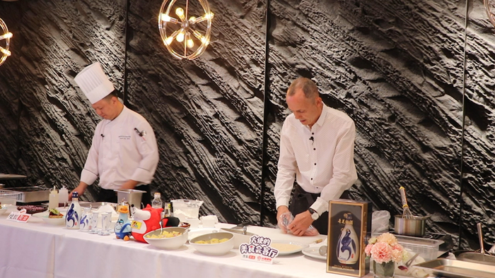 　　奥地利国家旅游局Dieter Scharf先生与中国主厨现场烹饪维也纳炸肉排和土豆沙拉