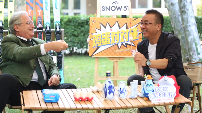 　　奥地利驻华商务参赞白明浩博士和张总体验奥地利撞蛋游戏