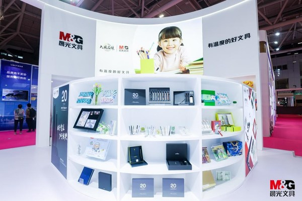 　　晨光K-35二十周年酷黑纪念版礼盒亮相深圳礼品展引起众多关注