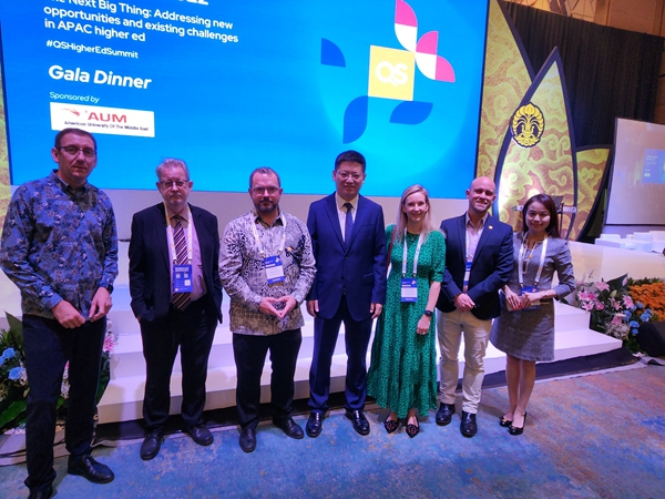 　　泰国格乐大学代表与英国QS全球教育集团高级官员在颁奖现场