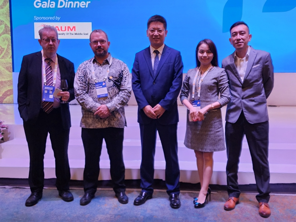 　　泰国格乐大学代表与英国QS全球教育集团高级官员在颁奖现场