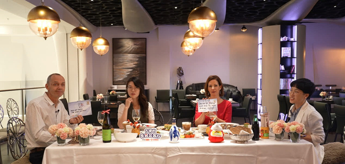 　　Dieter Scharf先生和Barbara Stark女士分享明信片内容