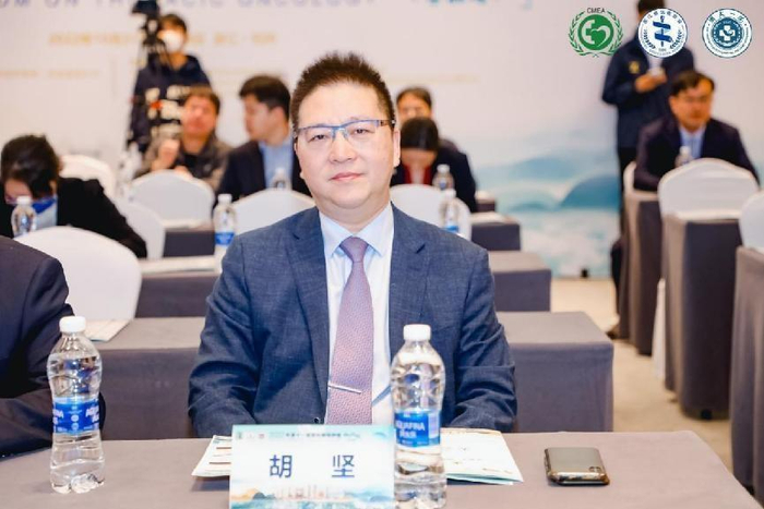 　　浙江大学医学院附属第一医院普胸外科 胡坚教授