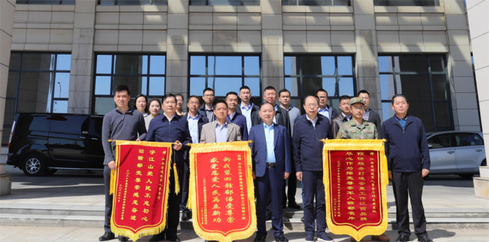 　　2022年度省直安置正团职、营职转业军官代表向省委退役军人事务工作领导小组赠送锦旗和感谢信。