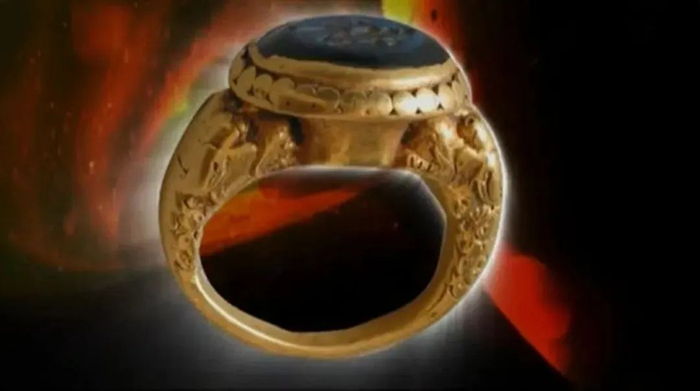 ▲徐显秀墓蓝宝石戒指。（图片来源：纪录片《国宝档案》截图）