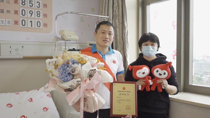 △林建敏（左）和他的妻子。