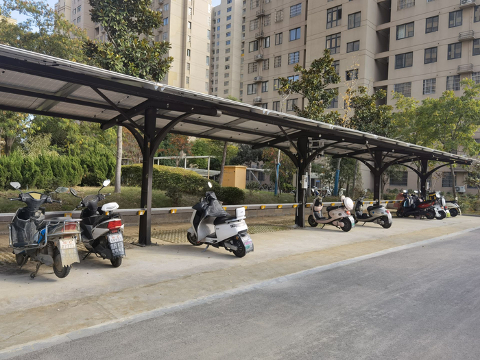 新建的太阳能停车棚